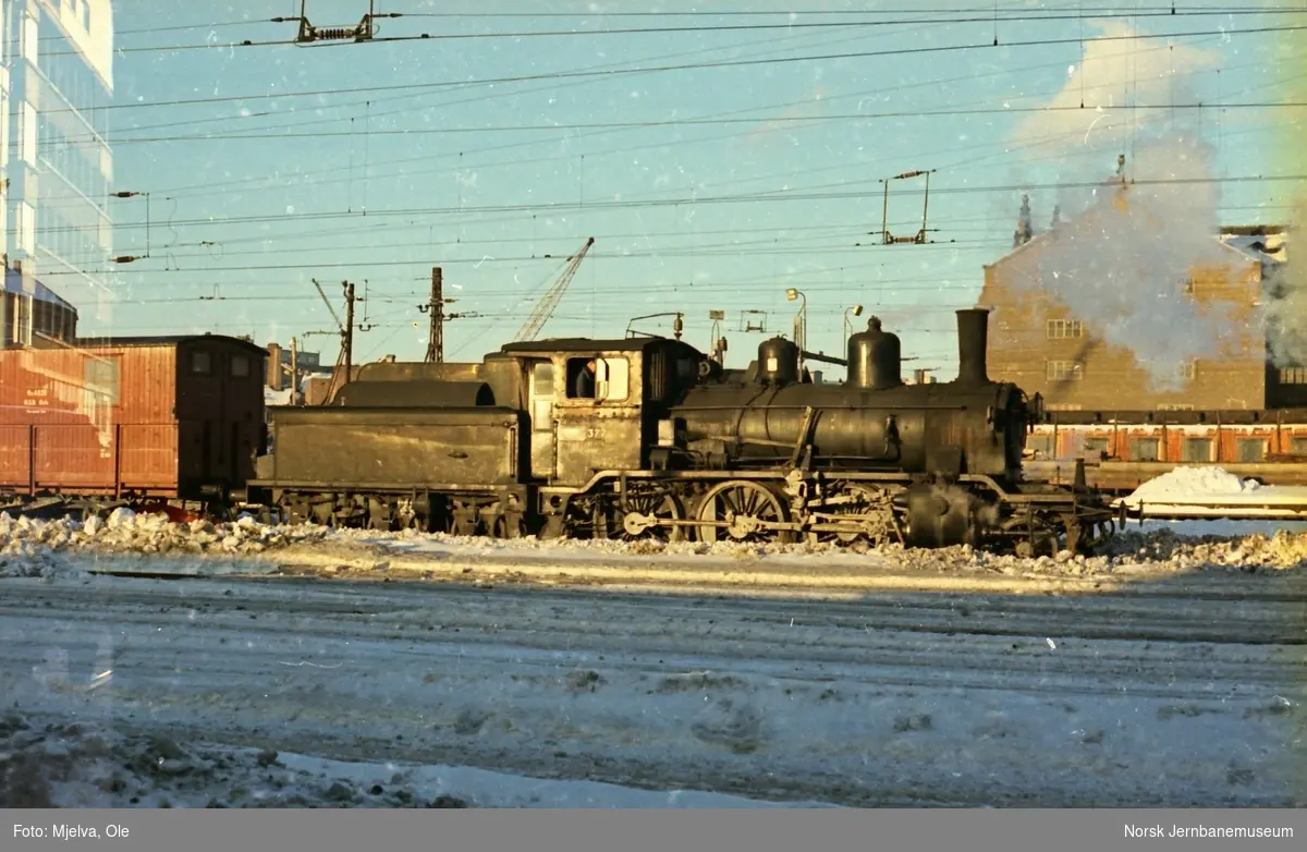 Damplokomotiv type 21c nr. 377 i snøryddingstjeneste på Oslo Østbanestasjon.