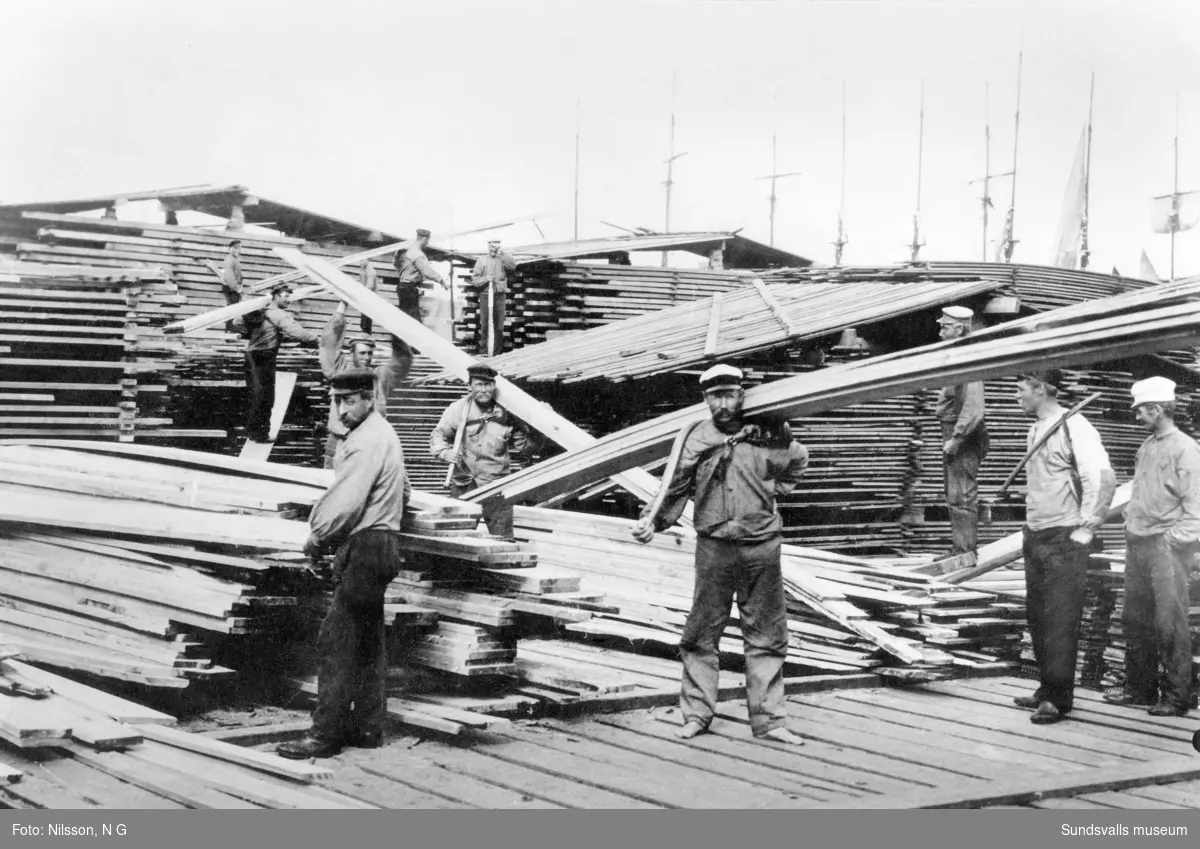 Utlastarlag i Klampenborgs brädgård omkring 1900.