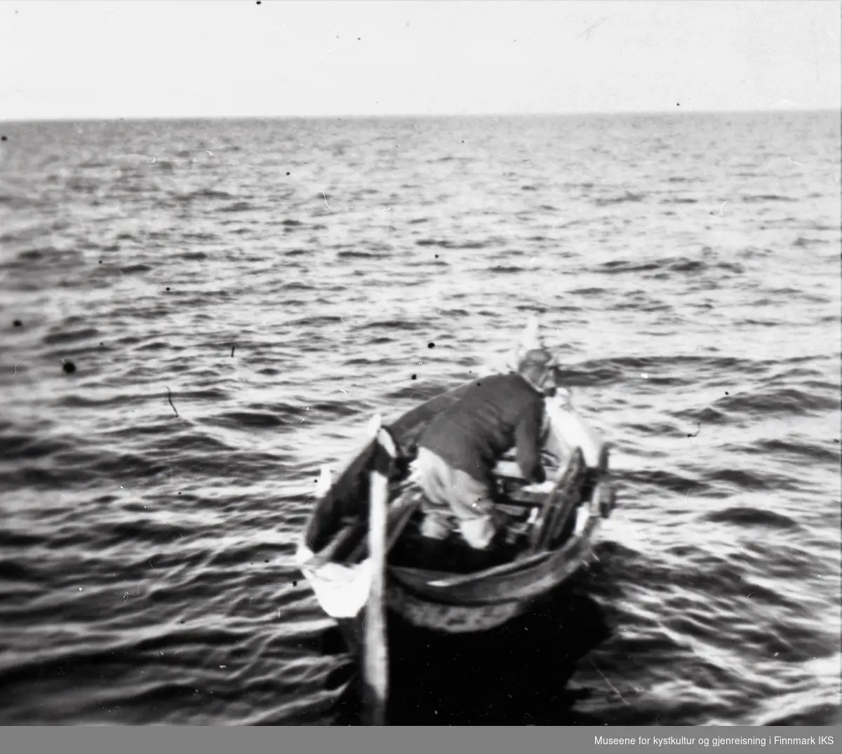 Leif Jensen fisker med juksa i en Nordlandsbåt. Han bodde på Vestersida, Nordvågen. 1950-tallet.