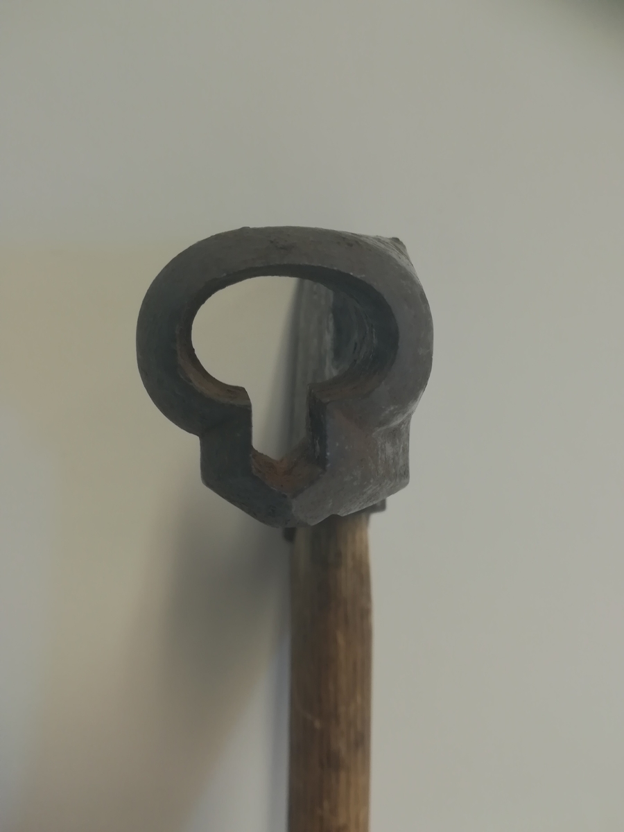 Merkeøks for A/S BorregaardMerkeøksene ble brukt av tømmermålere til merking av tømmer. Tømmermåling var et mannsdominert yrke. 