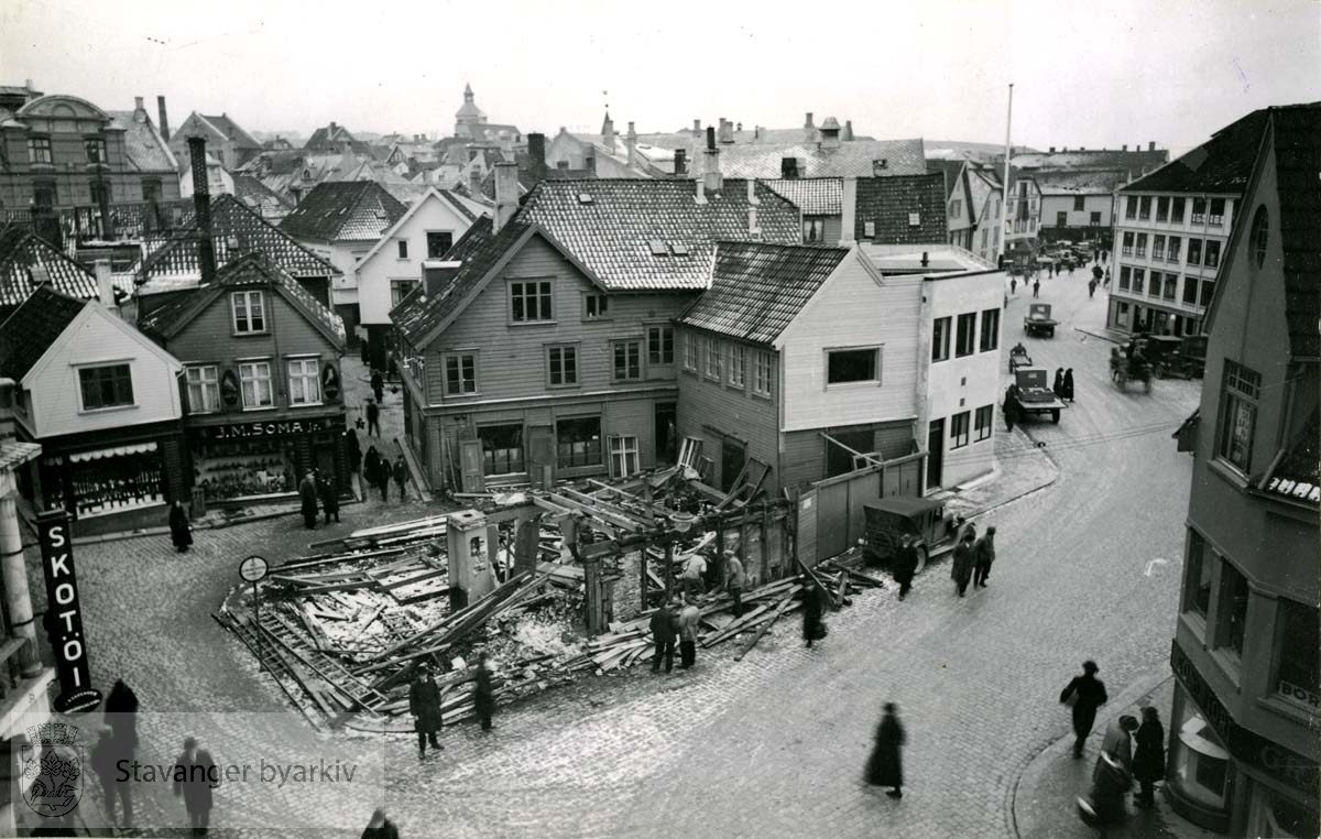 Til høyre: Stavanger Aftenblad. Revet januar 1934. (Finnes også i 1989_08_3975)