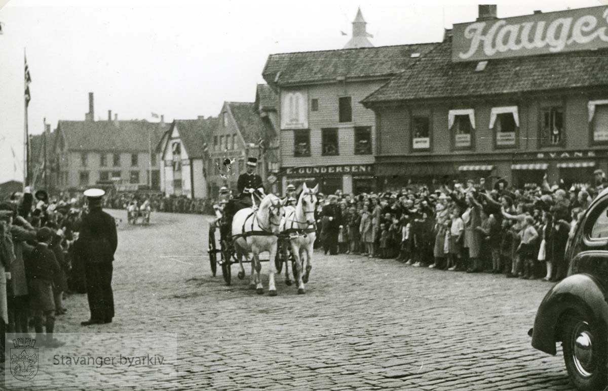 Kronprinsfamilien fraktes med hest og kjerre foran tilskuere langs Skagen. ..(Fra minnealbum avlevert av familien Hansen. Bildene og dokumentene er dog blitt til som ledd av L.W.Hansens kommunale virke, og er således innlemmet som del av formannskapets bildearkiv)