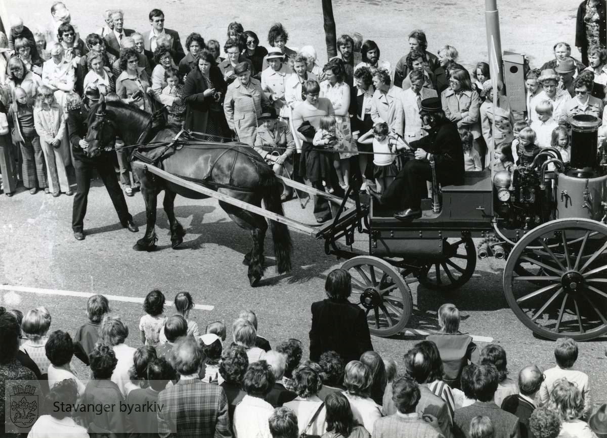 Gammel brannvogn i parade gjennom byen