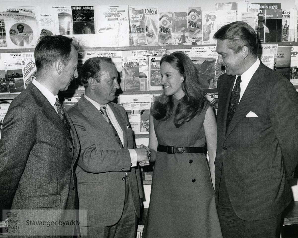 Vedlagt bildetekst:..Stavanger's Mayor, The Honorable A. Rettedal, second from left stops in at the "ASK MR FOSTER" Agency, 50th Street near Fifth Avenue, New York City and says hello to Lisa Zug, Mangaer of the agency. The Mayor was on a whirlwind tour of the Eastern United States to promote travel to Stavanger, Norway's second coastal gateway city and third national geteway. Looking on are: left Financial Advisor to the Mayor, Mr. K. Knutsen, and extreme right, Mr. Neal Oftedal, SAS Agency and Interline Manager. SAS operates non-stop services between New York and Stavanger.