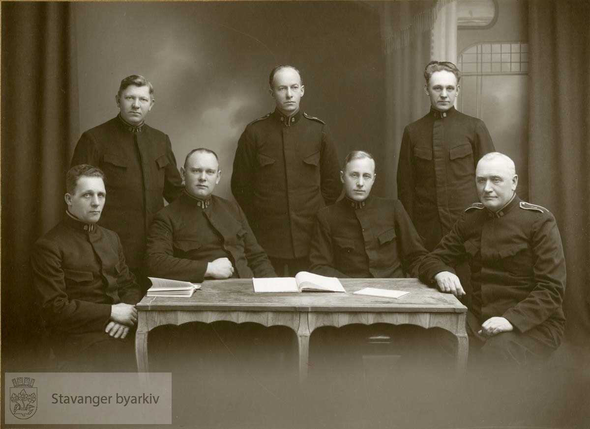 Stavanger Politifunksjonærers forenings styre.25-årsjubileum 1934..F.v. Politikonstabel Engh (sekretær), Politikonstabel Minge (styremedlem), Politikonstabel Waage (formann), Overkonstabel Haugen (kasserer), Politikonstabel Helgeland (viseformann), Poitikonstabel Cederløf (styremedlem), Overkonstabel Brathetland (styremedlem)