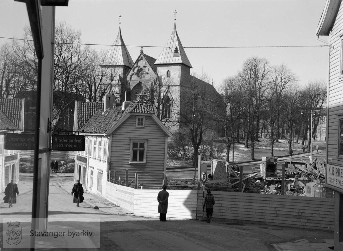 Bygging av bøndernes hus. Domkirken i bakgrunnen til venstre.