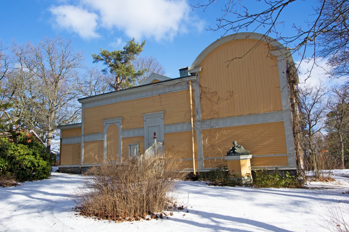 Konstnären Julius Kronbergs ateljé är en panelad, gulmålad träbyggnad, uppförd 1890 och tillbyggd 1912. Byggnaden innehåller två ateljéer och är helt präglad av sin funktion som arbetslokal. Den saknar fönster i norr, söder och väster men har stora ateljéfönster i öster. Taket är klätt med plåt och försett med en centralt placerad skorsten. 

Efter konstnärens död köpte grevinnan Wilhelmina von Hallwyl ateljén och skänkte den till Skansen. Byggnaden flyttades till Skansen 1922 från sin plats vid Lilla Skuggan på Djurgården i Stockholm.