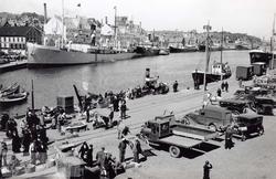 Vågen med Skagenkaien og fisketorget i forgrunnen.