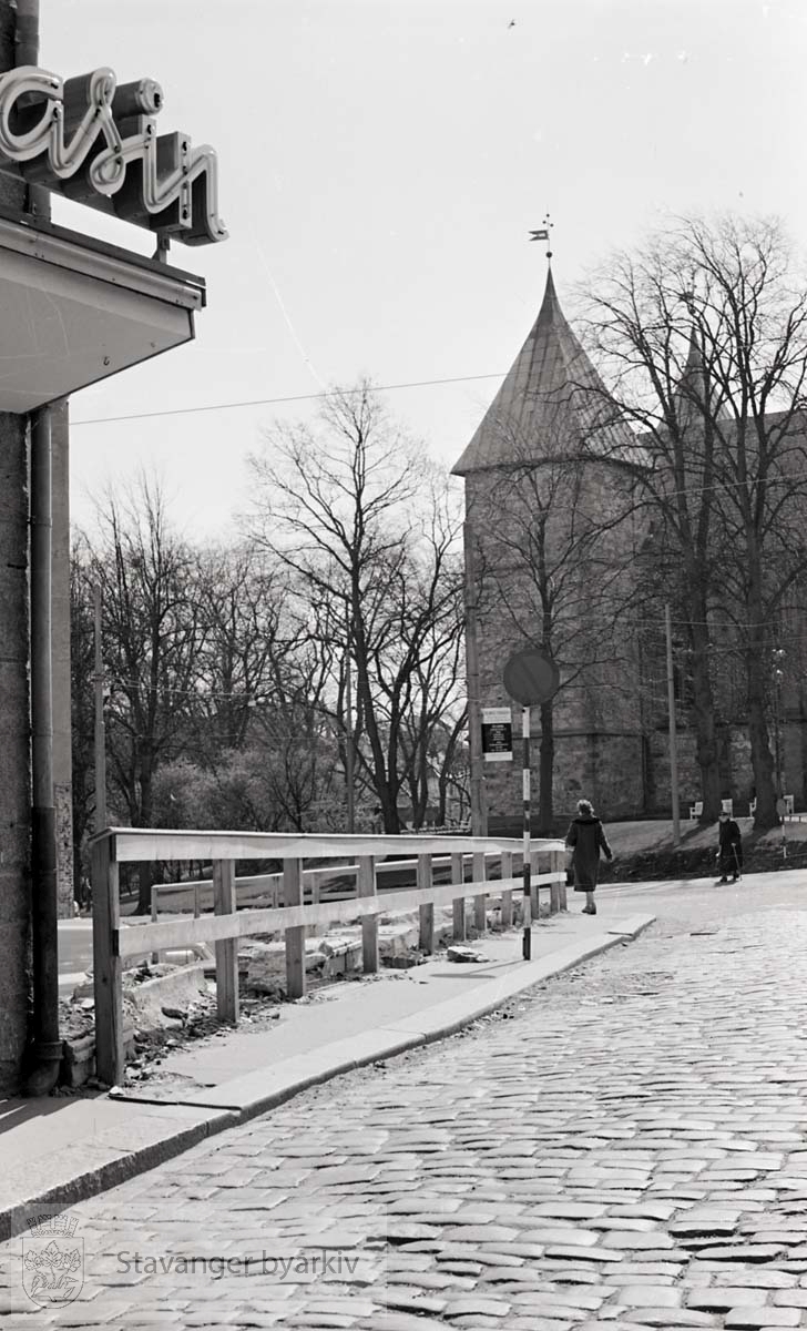 Litt av Hetland Sparebank til venstre