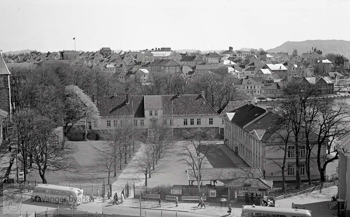 Breiavatnet til høyre. Bergeland og Storhaug i bakgrunnen.