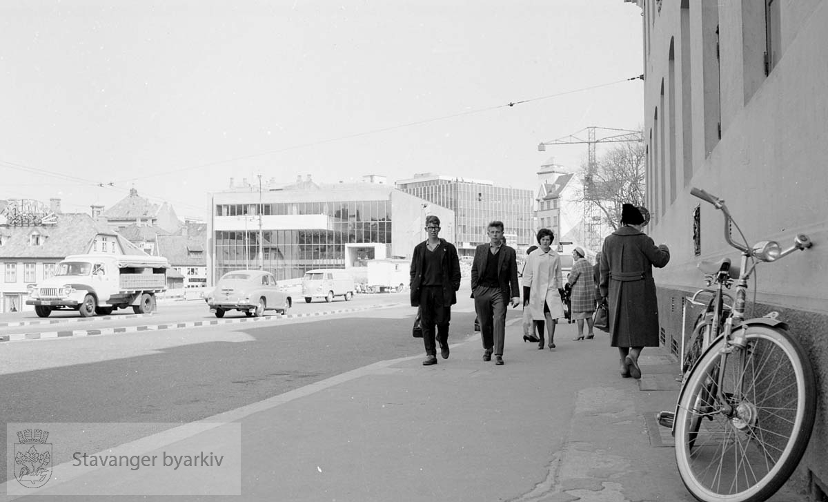 Fra posthuset mot Torget og Domkirkeplassen. Den nye sparekassen og Hetland Sparebank nettopp oppført.