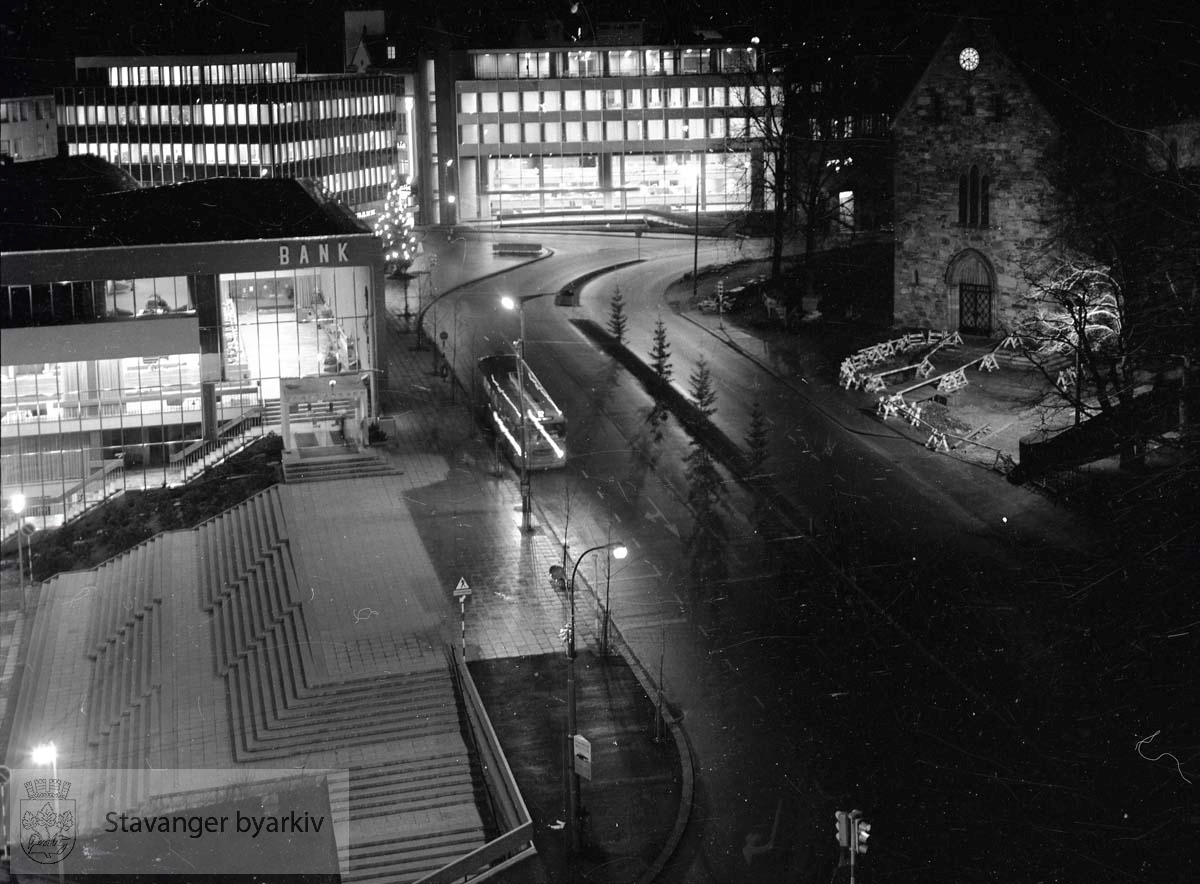 Fra Ankerbygget: Torget, Stavanger Sparekasse, Hetland Sparebank, Norges Bank, Stavanger Domkirke.