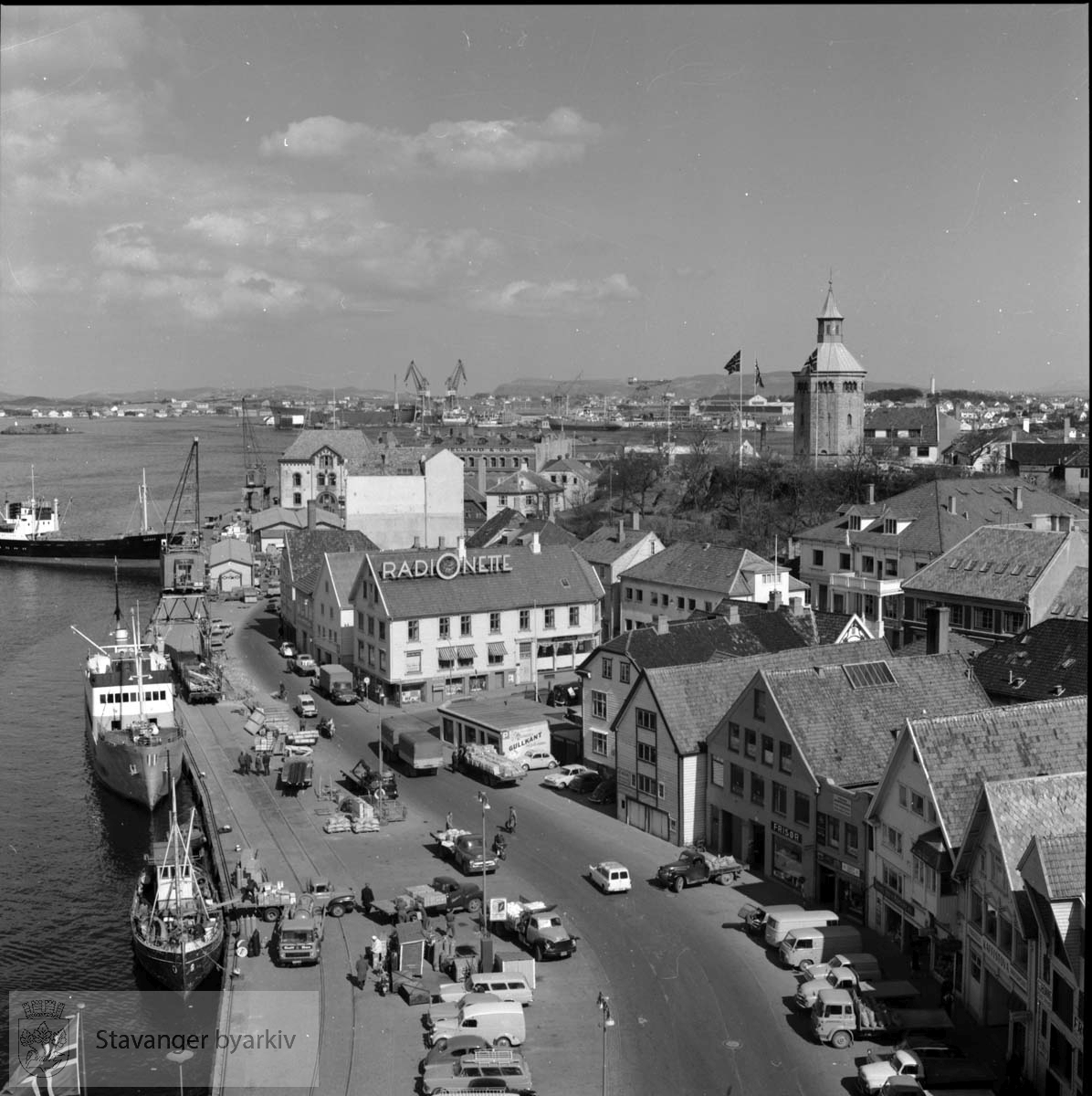 Sjøhusrekken langs Skagen nederst til høyre. Valbergtårnet i bakgrunnen.