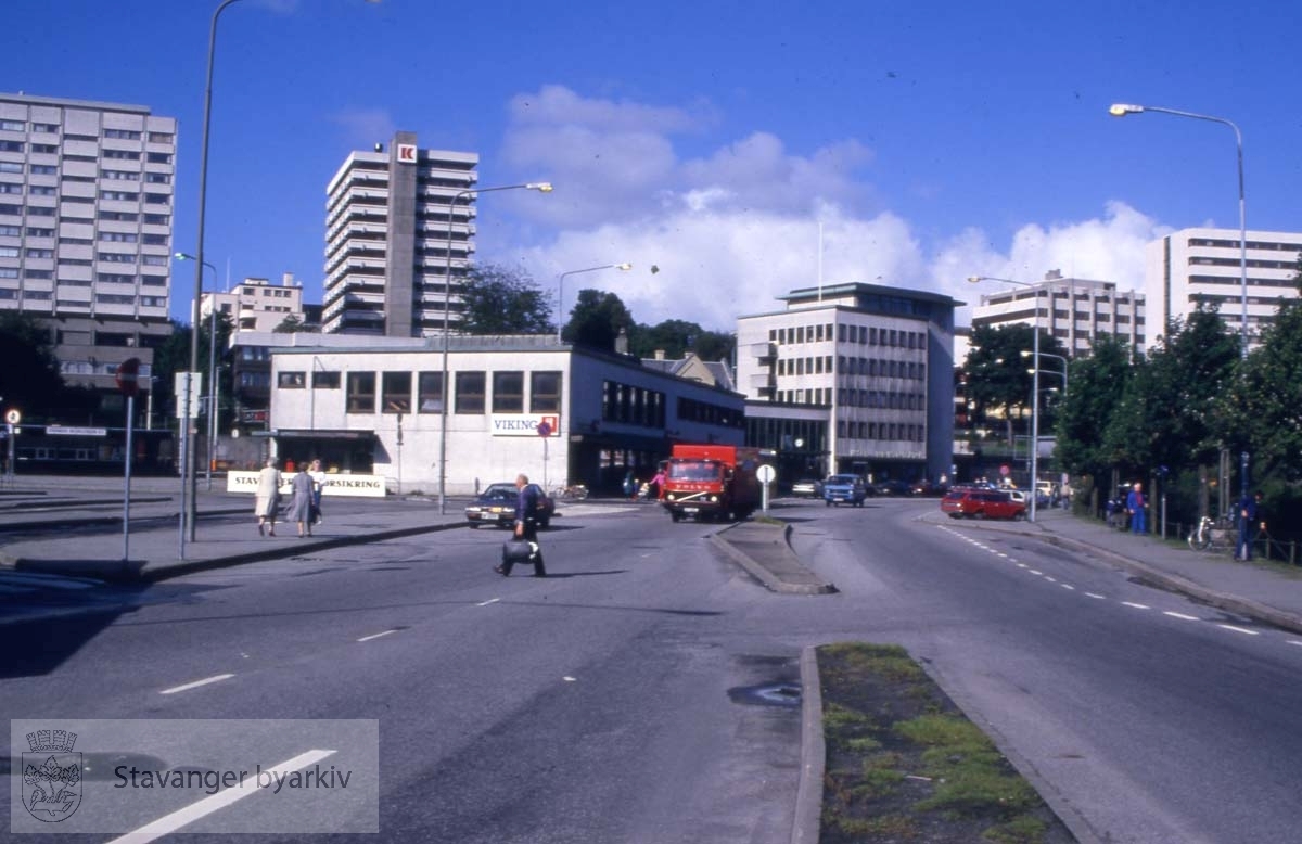 Jernbaneveien med jernbanestasjonen til venstre, Hotel Atlantic til høyre. Blokkene i bakgrunnen til venstre ligger til Olav Vs gate og Kannikbakken