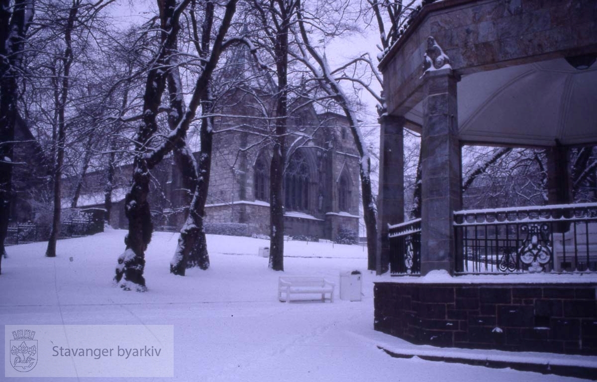 Domkirken i vinterdrakt..Sett fra byparken med musikkpaviljongen til høyre
