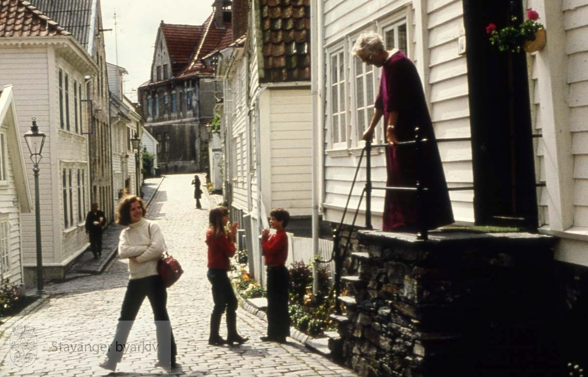 Folk ved Øvre Strandgate 14