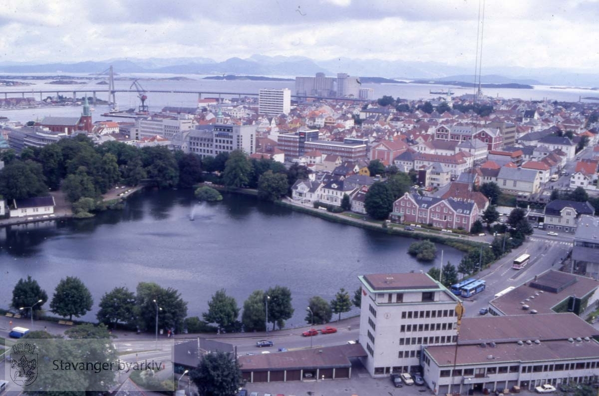 Stavanger sentrum med Breiavatnet, jernbanestasjonen og Kongsgård. Mot Bergeland. Bybrua i bakgrunnen.