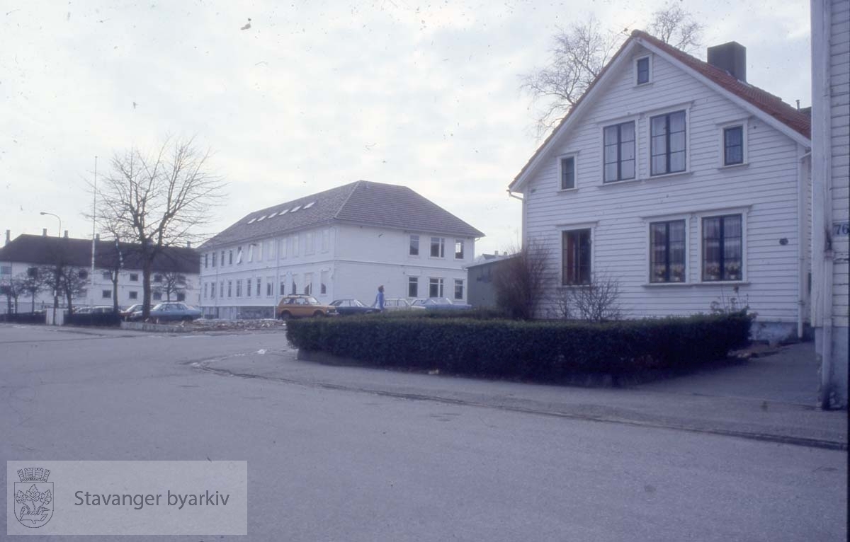 Solvang skole / Solvang barnehage i bakgrunnen.Ved hjørnet til Henrik Steffens gate