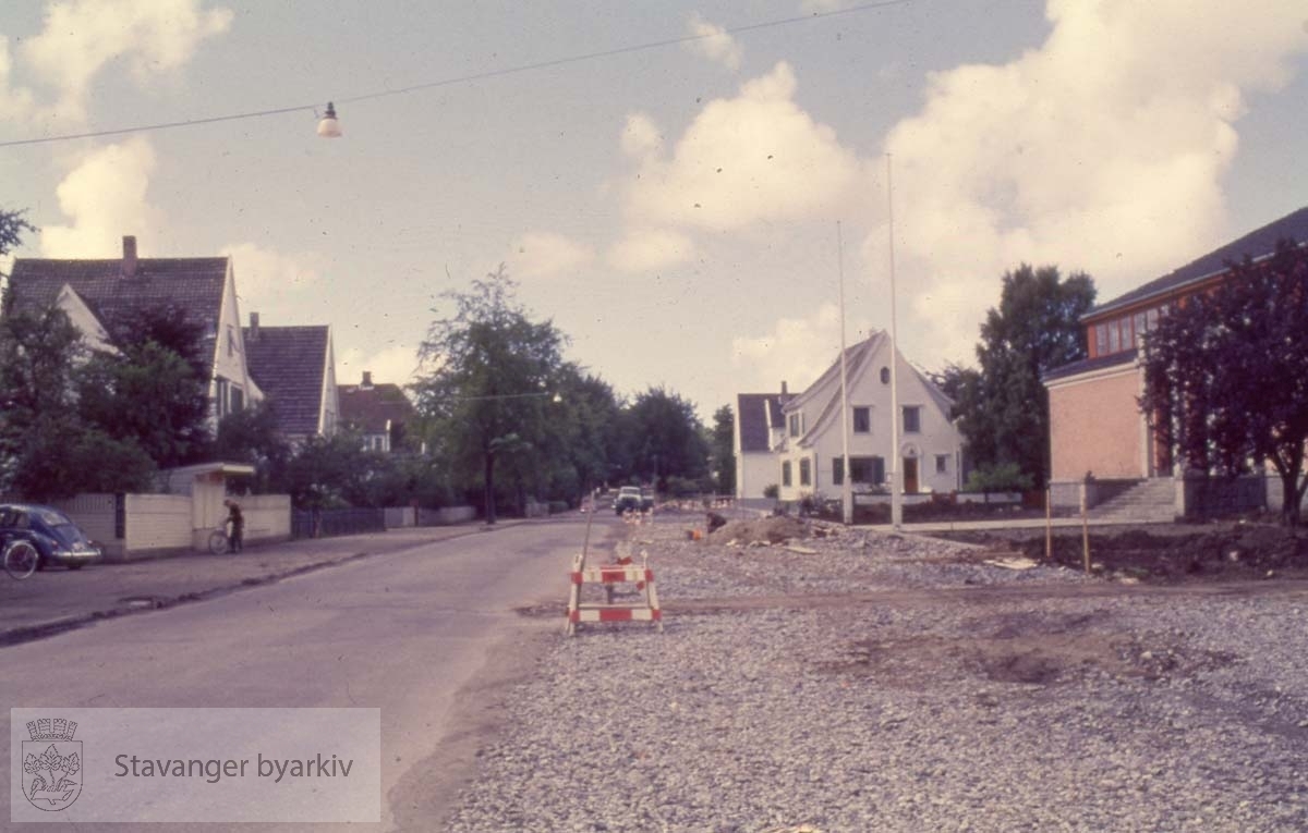 Veiarbeid langs Madlaveien.Stavanger kunsthall / Stavanger kunstforening til høyre