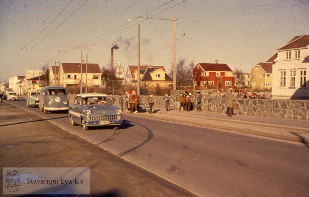 Boliger, barn og biler i Hillevåg.Gamle Kvaleberg skole til høyre, Vestlandske skolemuseum i dag.