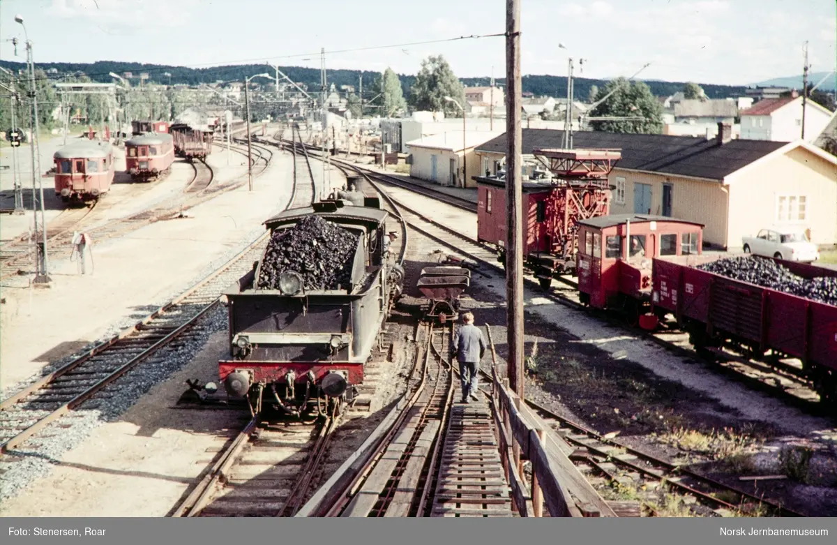 Damplokomotiv type 21e nr. 207 ved kullingsanlegget på Kongsberg stasjon.