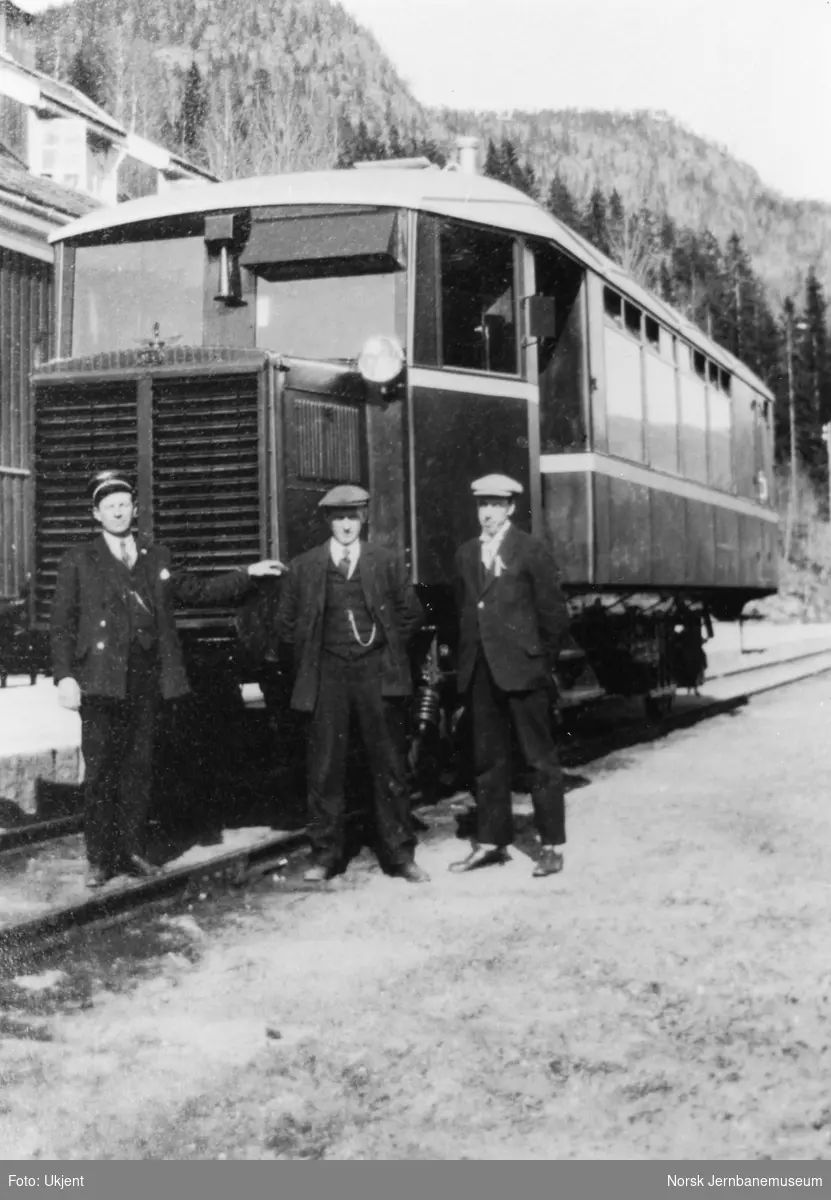 Bensinmotorvogn litra Cmb type 13 nr. 18220 eller 18221 på Rødberg stasjon.