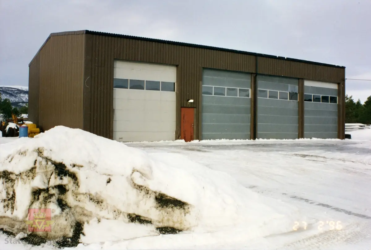 Brakke 8 garasjen. Bygd i 1981 på Saltfjell ved Br8. Den ble  flyttet til Fauske vegstasjon i 1992. 
Denne garasjen stod ved brakke 8 lengst sør på Saltfjellet. Den ble satt opp rundt 1968-70 og var i bruk til snøfreser og brøytebiler fram til 1991 da nyveien over fjellet ble ferdig. Da den ble overflødig ble den demontert og straks etter flyttet til vegstasjonen på Fauske der den ble brukt til lagring av utstyr. Foto viser den nye oppstillingsplassen i bakkant av tomta på Fauske og er nok tatt etter 1992.