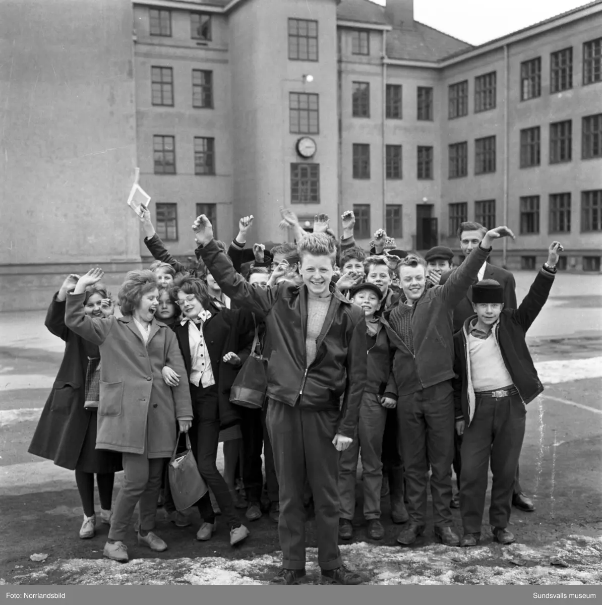 Leif Gunnerstål i sjunde klass på Höglundaskolan vann en riksomfattande geografitävling arrangerad av tidningen Ungdomsnytt, Reso, Linjeflyg och SJ. Priset var att han fick bjuda sina klasskamrater med på en resa till Visby i mitten av maj månad. Inte undra på att hela klassen jublade ute på skolgården. Längst till höger skymtar klassföreståndaren Uno Eriksson, som också var medbjuden på resan.