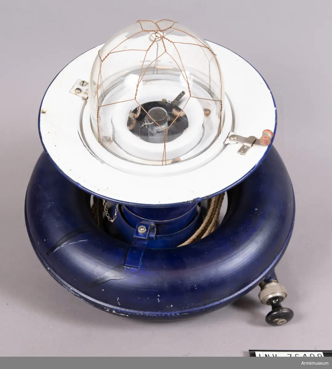 Grupp: I II. 

Lampa av typen Lux Inverella för 200-400 normalljus. Inom det militära avsedd för fältlasarett. Två fotogenkannor á 5 l saknas.