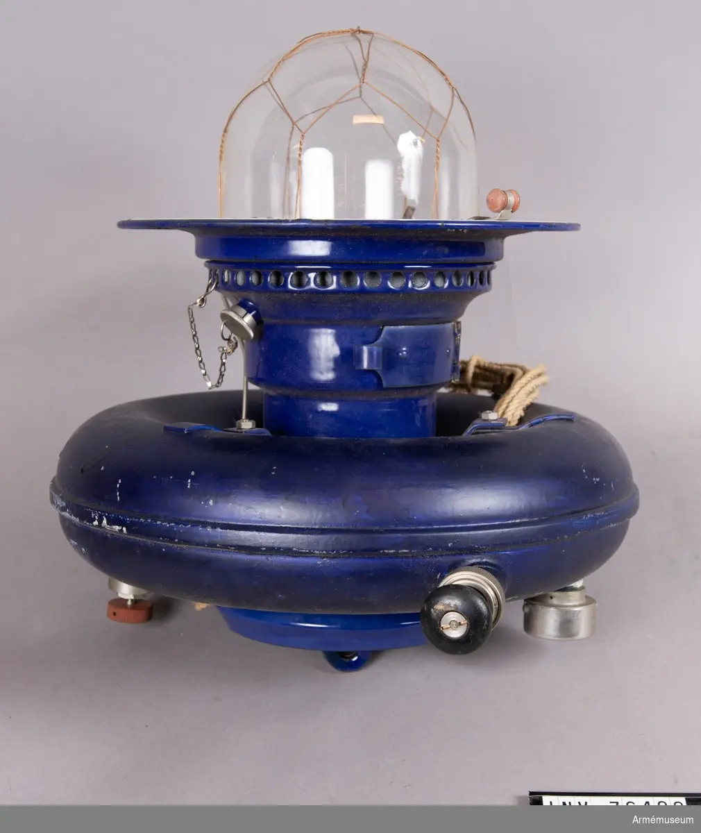 Grupp: I II. 

Lampa av typen Lux Inverella för 200-400 normalljus. Inom det militära avsedd för fältlasarett. Två fotogenkannor á 5 l saknas.