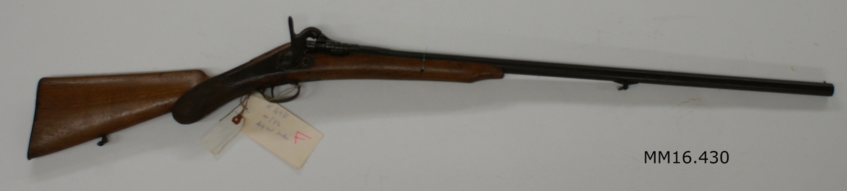 Belgiskt hagelgevär, System Snider (Snyder). Saknar vapennummer. TIllverkat i Liége (Belgien), samt bär på undersidan av pipan den krönta Liégestämpeln (infördes 1893). Pipan åttakantig vid mekanismen, högersidan stort B. Blockets bakplan märkt 7/33. Slagstift saknas. Halvstock med nätskuret pistolgrepp. Övrigt se inventariebilaga vad gäller stämplar och detaljer.
Modellbeteckning saknas.