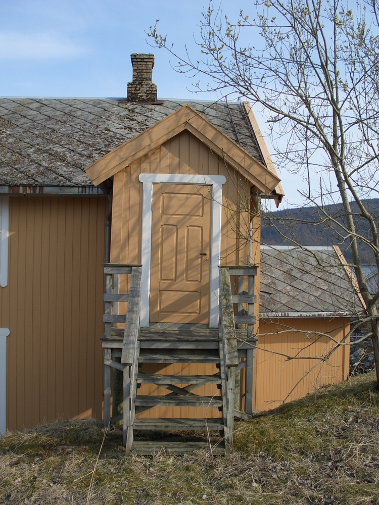 Leirfjord, Nedre-Leland. Bergh-brygga (museum). Nærbilde av trapp og dør inn til 2. etg. Bildet ble tatt i forbindelse med Helgeland museum sin drifts- og bruksovertakelse av bygningen.