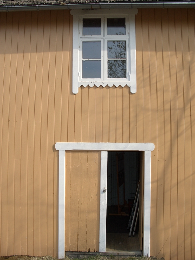 Leirfjord, Nedre-Leland. Bergh-brygga (museum). Inngangsdøra. Bildet er tatt i forbindelse med Helgeland museum sin drifts- og bruksovertakelse av bygningen.