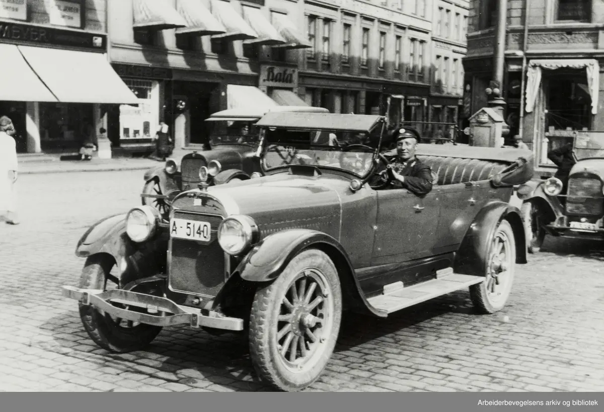 Gamle bilder. Drosjeholdeplassen på Youngstorget. Ca. 1923 - 1924.