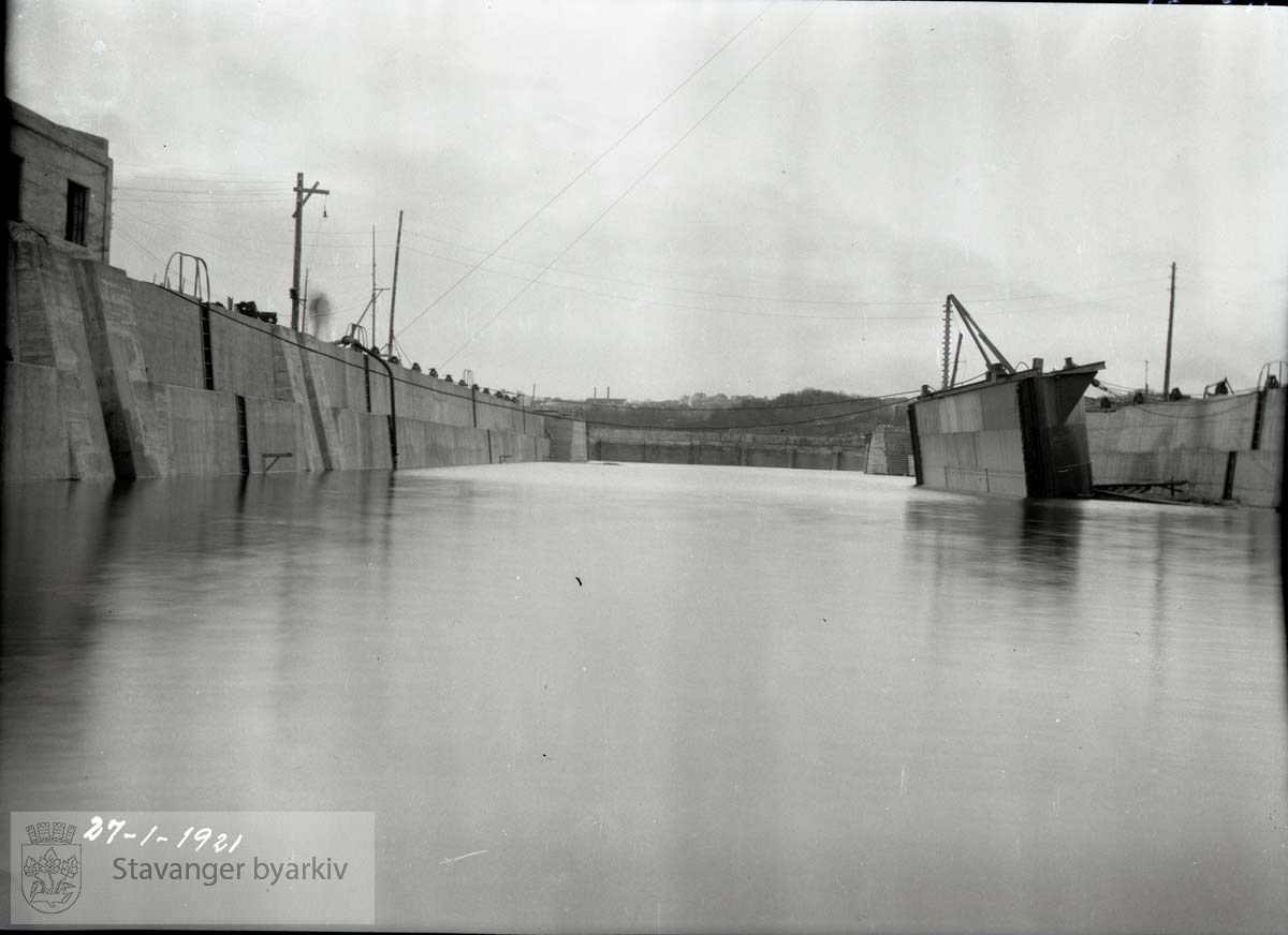 Dokk ved Rosenberg Mekaniske Verksted.Buøy