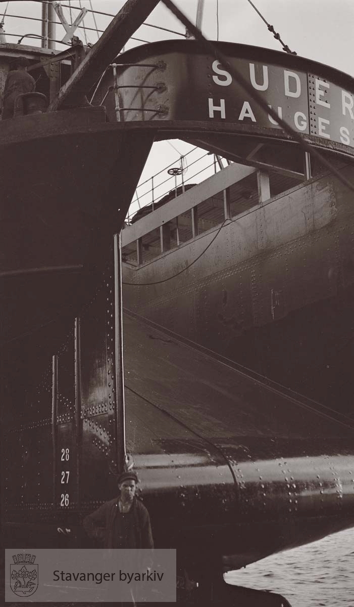 Rosenberg Mekaniske Verksted .Buøy ..Fra Wikipedia:.FLK «Suderøy» var et flytende hvalkokeri som i perioden 1924 til 1959 tilhørte det norske rederiet Knut Knutsen O.A.S. i Haugesund. Skipet ble bygget ved Armstrong Whitworth & Co i Newcastle i 1913 og overlevert tønsbergrederne B. og Peder Johannessen som malmskipet DS «Kim». I 1917 ble hun solgt til B. Stolt-Nielsen i Haugesund og omdøpt DS «Balto». Hun ble deretter solgt i 1924 til Knut Knutsen O.A.S. og omdøpt DS «Suderøy». I 1929 ble hun ombygget til hvalkokeri ved Kaldnes Mekaniske Verksted. FLK «Suderøy» hadde sin siste fangstsesong i 1958/59 og ble hugget i 1964..[...].Den 18. juli 1934 omkom tre arbeidere av gassforgiftning ombord i «Suderøy», som lå ved Haugesund Mekaniske Verksted. Senere samme år ble «Suderøy» utstyrt med opphalingsslipp ved Rosenberg Mekaniske Verksted i Stavanger.