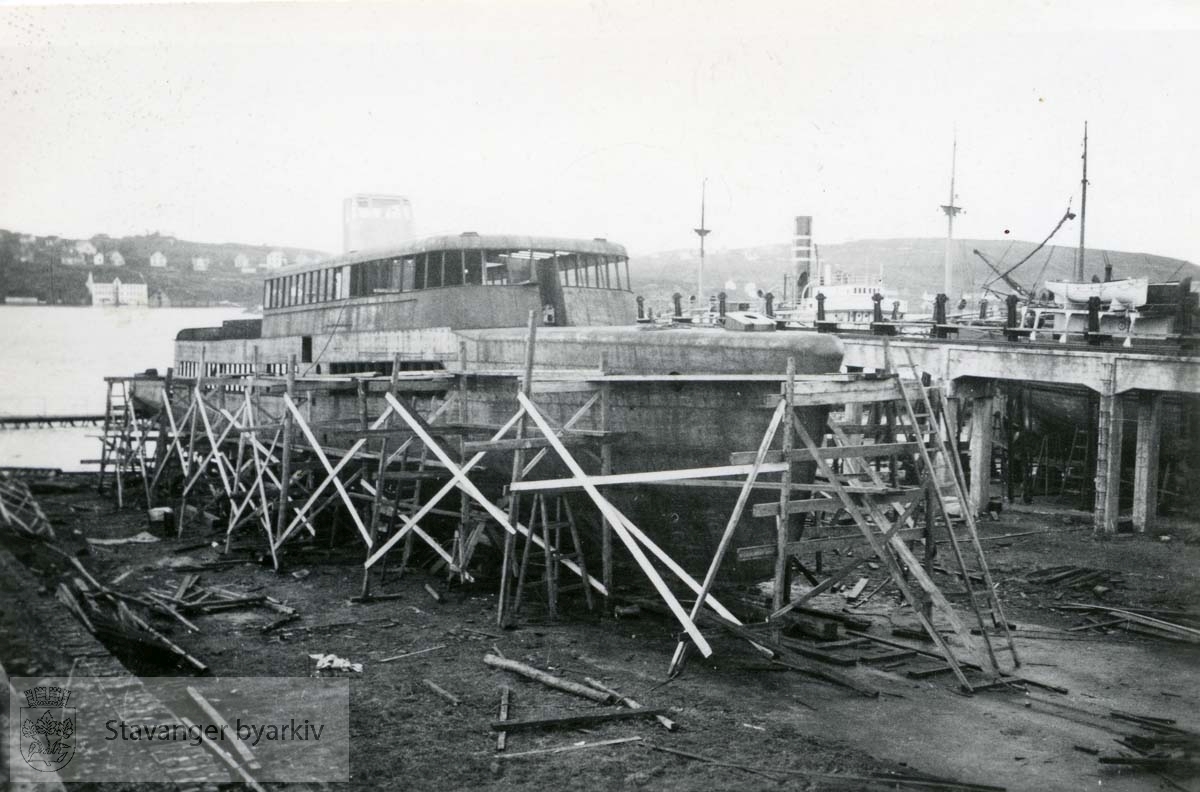 M/S Fjorddrott bygges.Rosenberg Mekaniske Verksted.Buøy