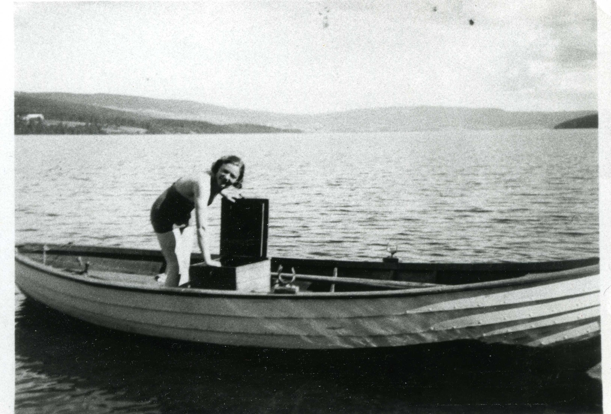 Kvinne ombord i båt på Randsfjorden