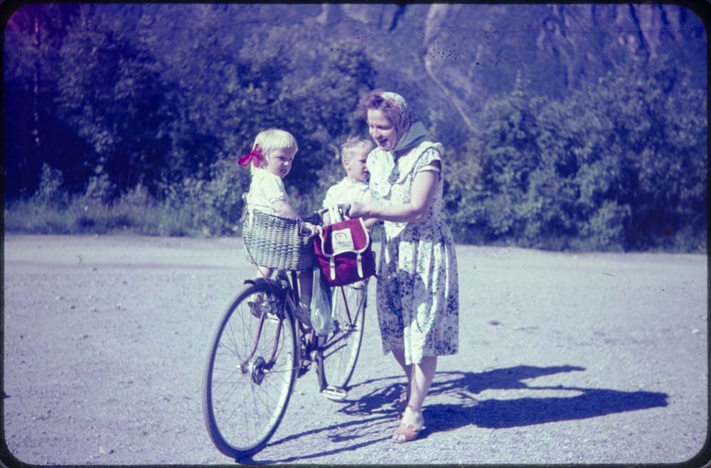 Kippermoen barnepark, 1961-62. To barn sitter på sykkel som leies av kvinne.