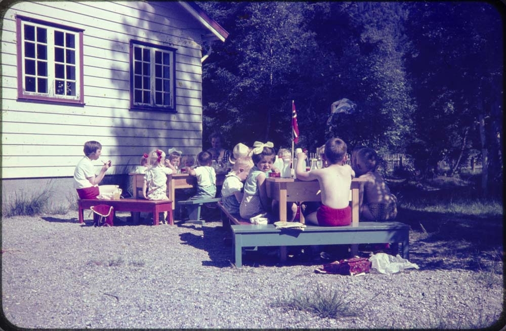 Kippermoen barnepark, 1961-62. Lunsjen spises ute.