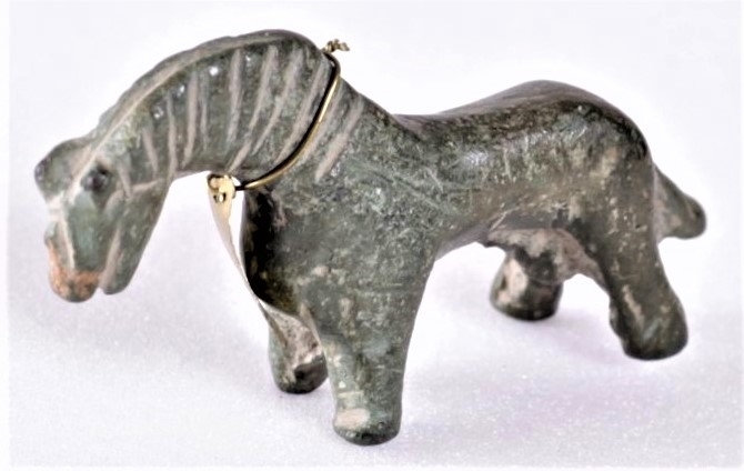 Vektlodd i bronse med form som en liten hest, veier 1/2 mark. Funnet på gården Nettum, Balke og er fra middelalderen.