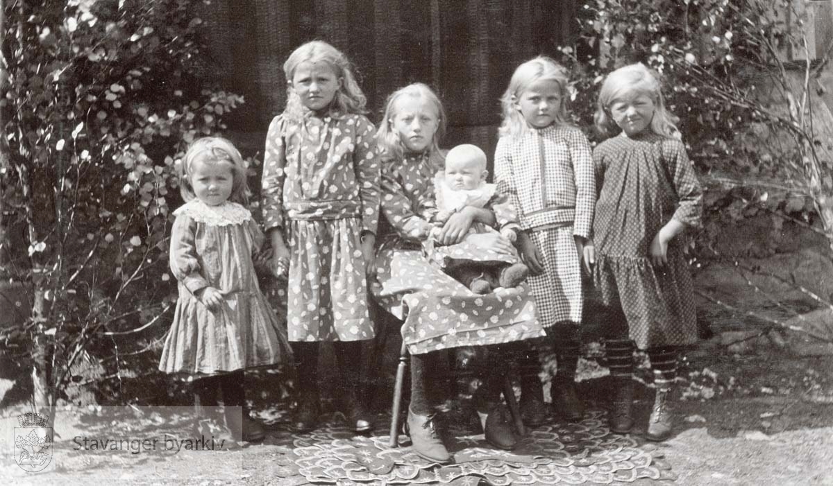 Her er de seks døtrene til Torje og Alette Hammersmark. .Fra venstre: Alma, Anna, Sofie med søsteren Alida Theresia på fanget, Benedikte og Genna Hammersmark. Bildet er tatt sommeren 1917, på Hammersmark ved Tonstad, nær kommunegrensen til Lund i Rogaland...(Informant: Marit Hammersmark og Ommund Mydland, sønn av Benedikte avbildet her.).