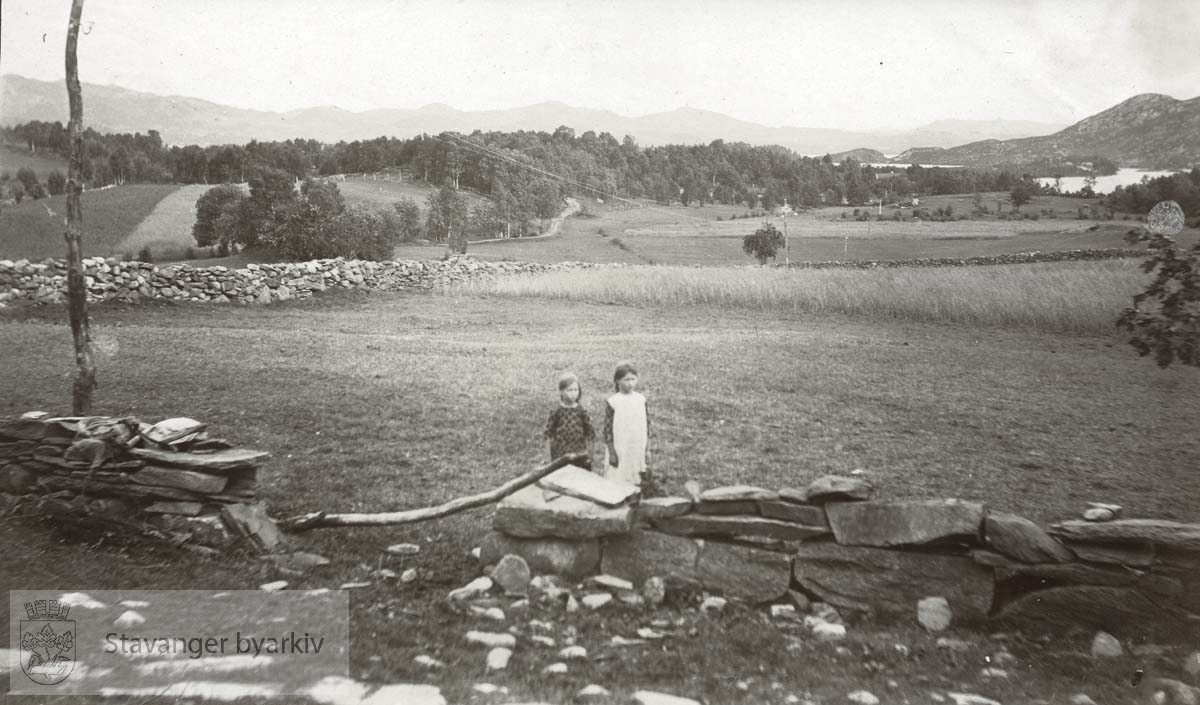 To barn ved steingjerde..Kvekerne, vennenes samfunn, kjøpte et hus på Stakland i 1867.