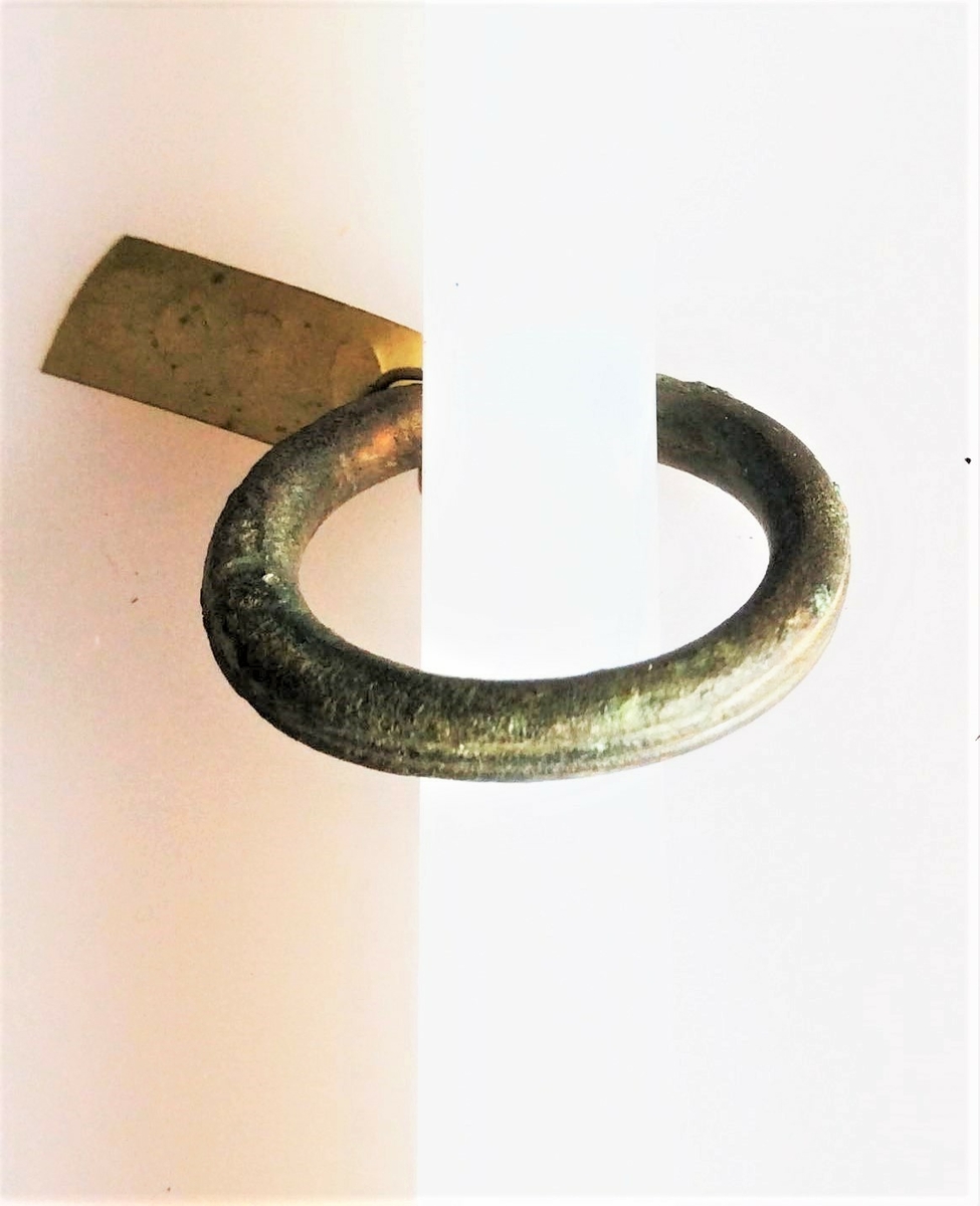 Ring av bronse fra yngre romersk jernalder. Funnet i en kvinnegrav på Vestby under Evang i 1885.