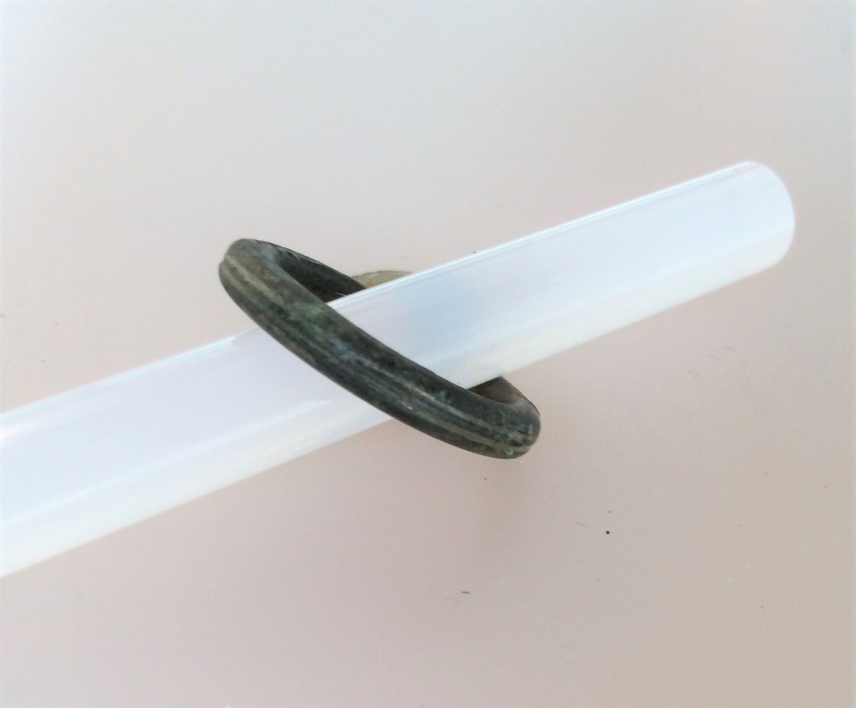 Ring av bronse fra yngre romersk jernalder. Funnet i en kvinnegrav på Vestby under Evang i 1885.