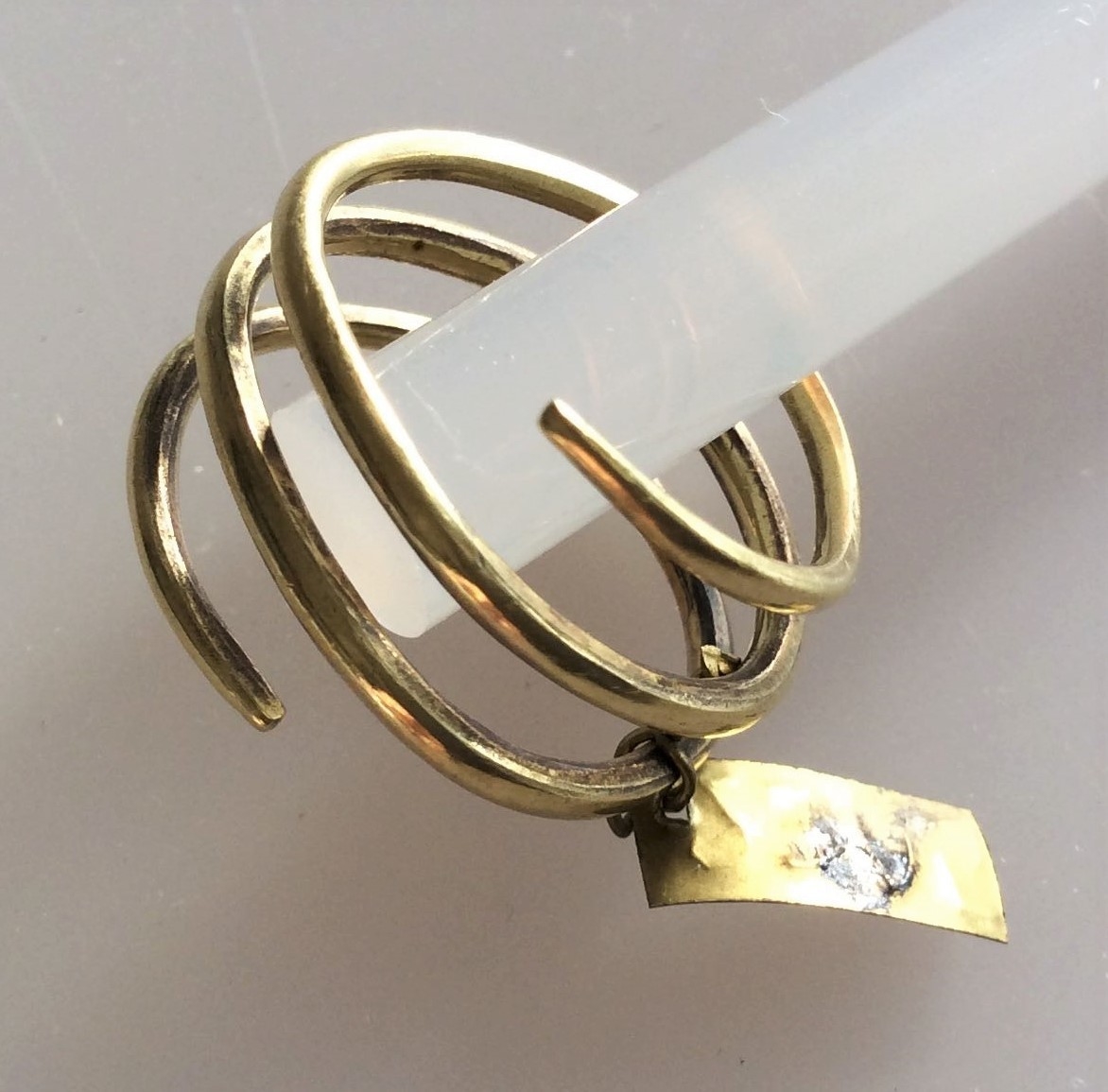 Spiralformet gullring ganske som type Rygh 303, fra yngre romersk jernalder. Funnet i en kvinnegrav på Vestby under Evang i 1885.