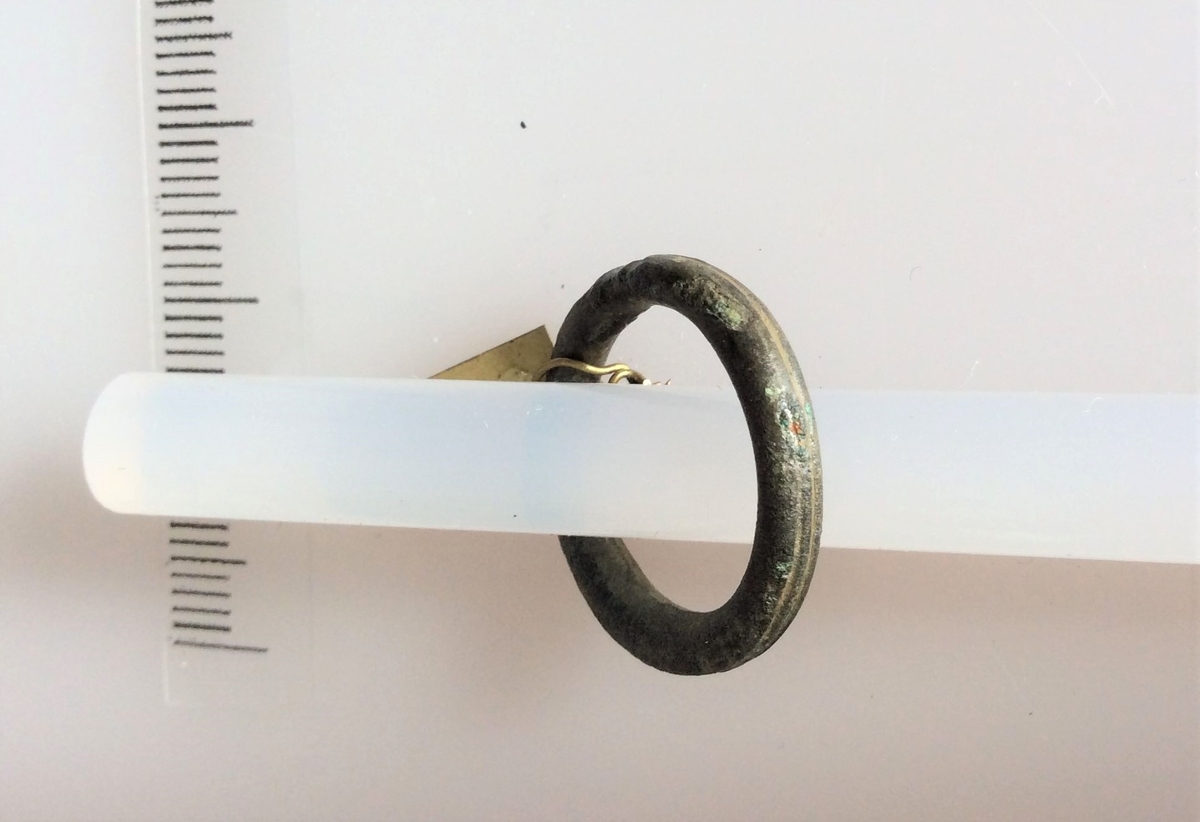 Ring av bronse fra yngre romersk jernalder. Funnet i en kvinnegrav på Vestby under Evang i 1885.