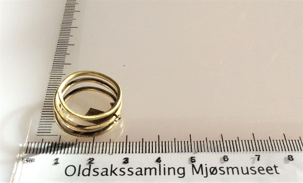 Spiralformet gullring ganske som type Rygh 303, fra yngre romersk jernalder. Funnet i en kvinnegrav på Vestby under Evang i 1885.