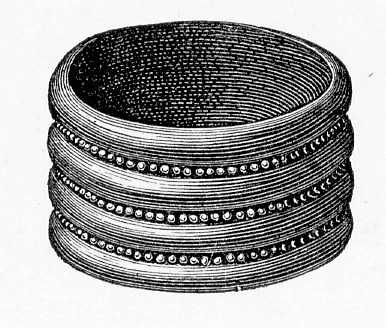 Gullring med horisontale rifler, ganske som type Rygh 305, fra yngre romersk jernalder. Funnet i en kvinnegrav på Vestby under Evang i 1885.