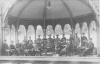 Kåren konserterar i en stor paviljong, troligen i Södertälje. I mitten av fotot musikdir. Viktor Fritzell, 1920-talet.